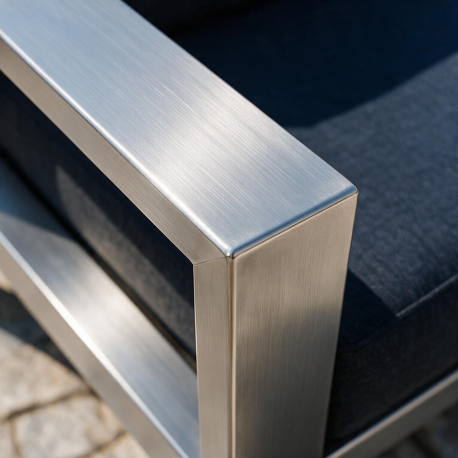 ATELIER 2-Sitzer Sofa – exklusives Outdoor-Loungesofa aus geschliffenem Edelstahl – Bild 4